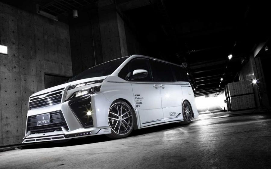  Toyota Voxy by Rowen 2017 года  (фото 2 из 15)